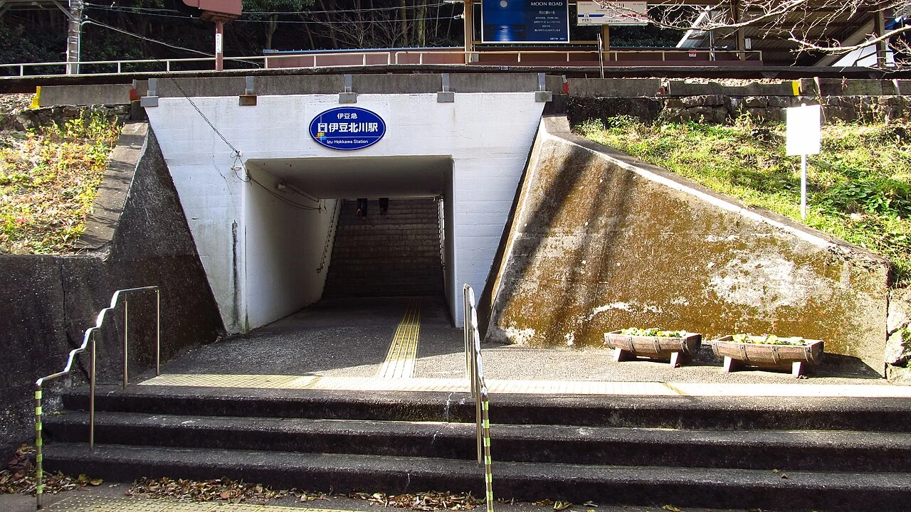 Izu-Hokkawa Station entrance with steps, handrails and an under-track passage